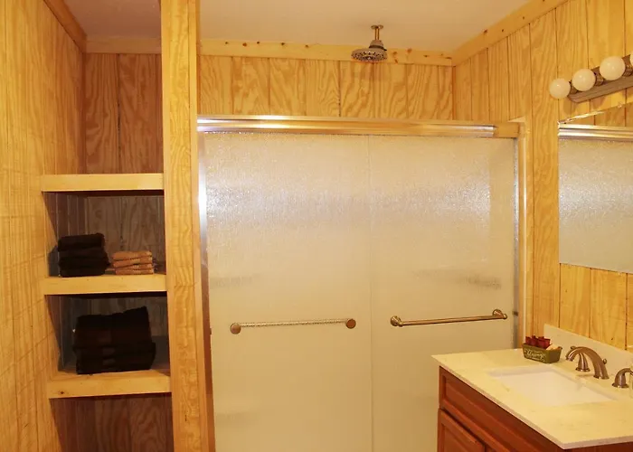 Shawnee Trails Lodging & Suites Lodge *