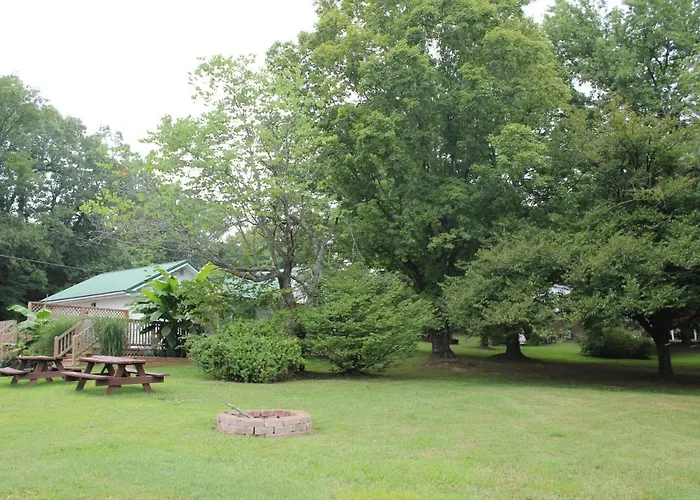 Shawnee Trails Lodging & Suites Lodge *