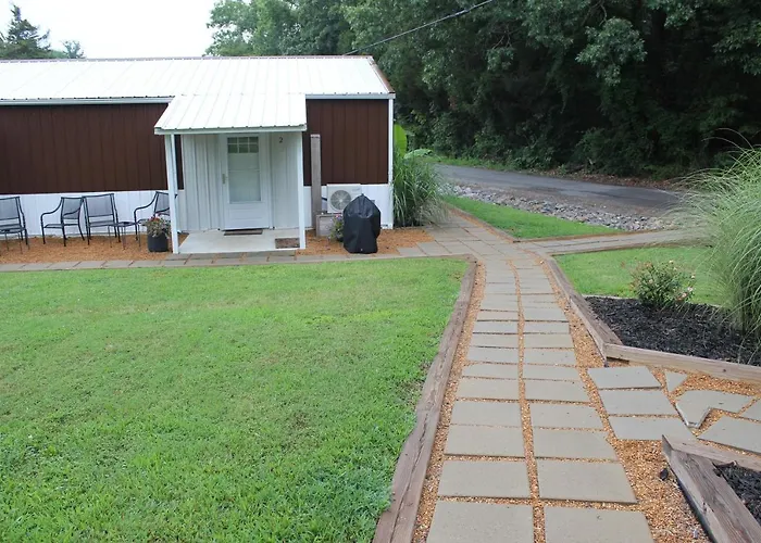 Shawnee Trails Lodging & Suites Lodge *